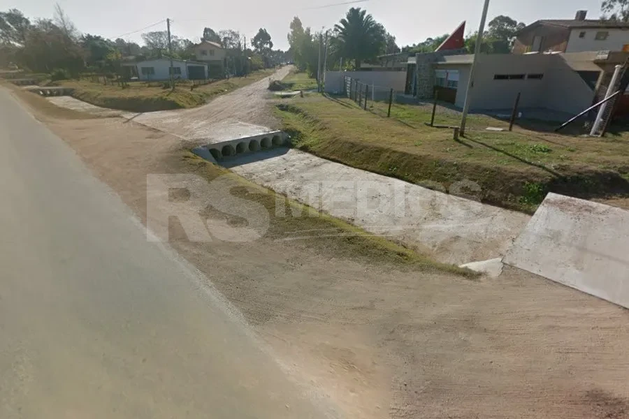 Mujer murió al despistar y caer con su auto en una alcantarilla en El Pinar
