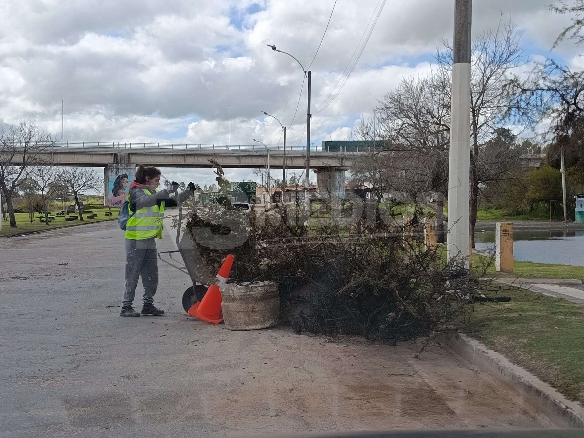 Mercedes: limpian la costanera tras la creciente y denuncian nuevos robos de cables — imagen 1