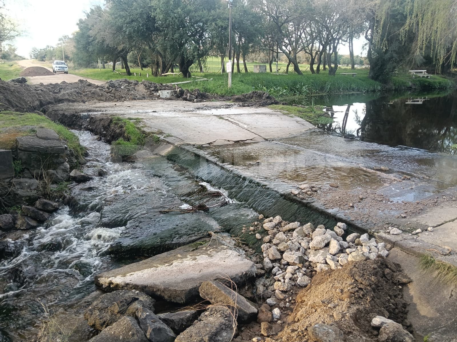 Construyen nueva calzada de hormigón sobre el arroyo San Martín junto al camping