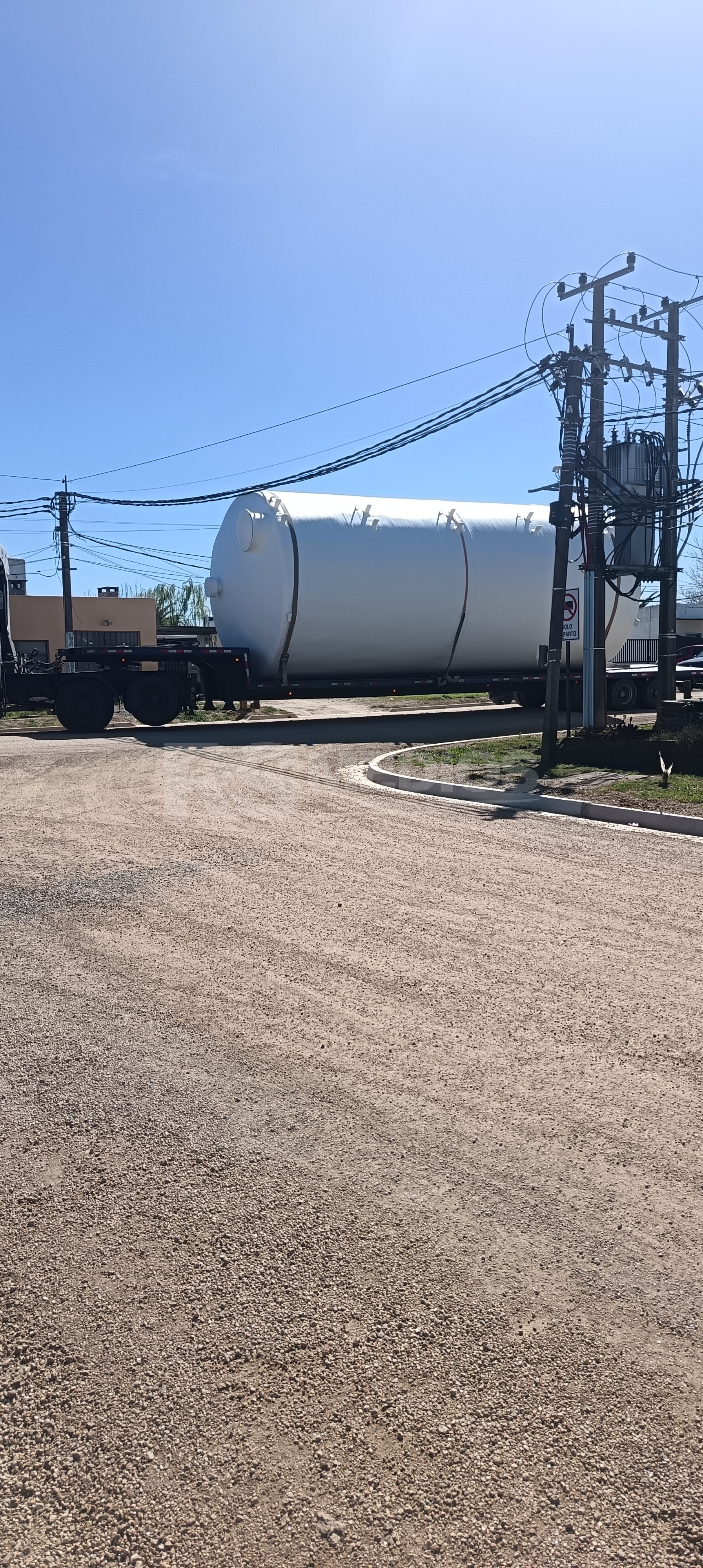 Un camión con una carga sobredimensionada quedó enganchado en el tendido eléctrico de un paso a nivel — imagen 1