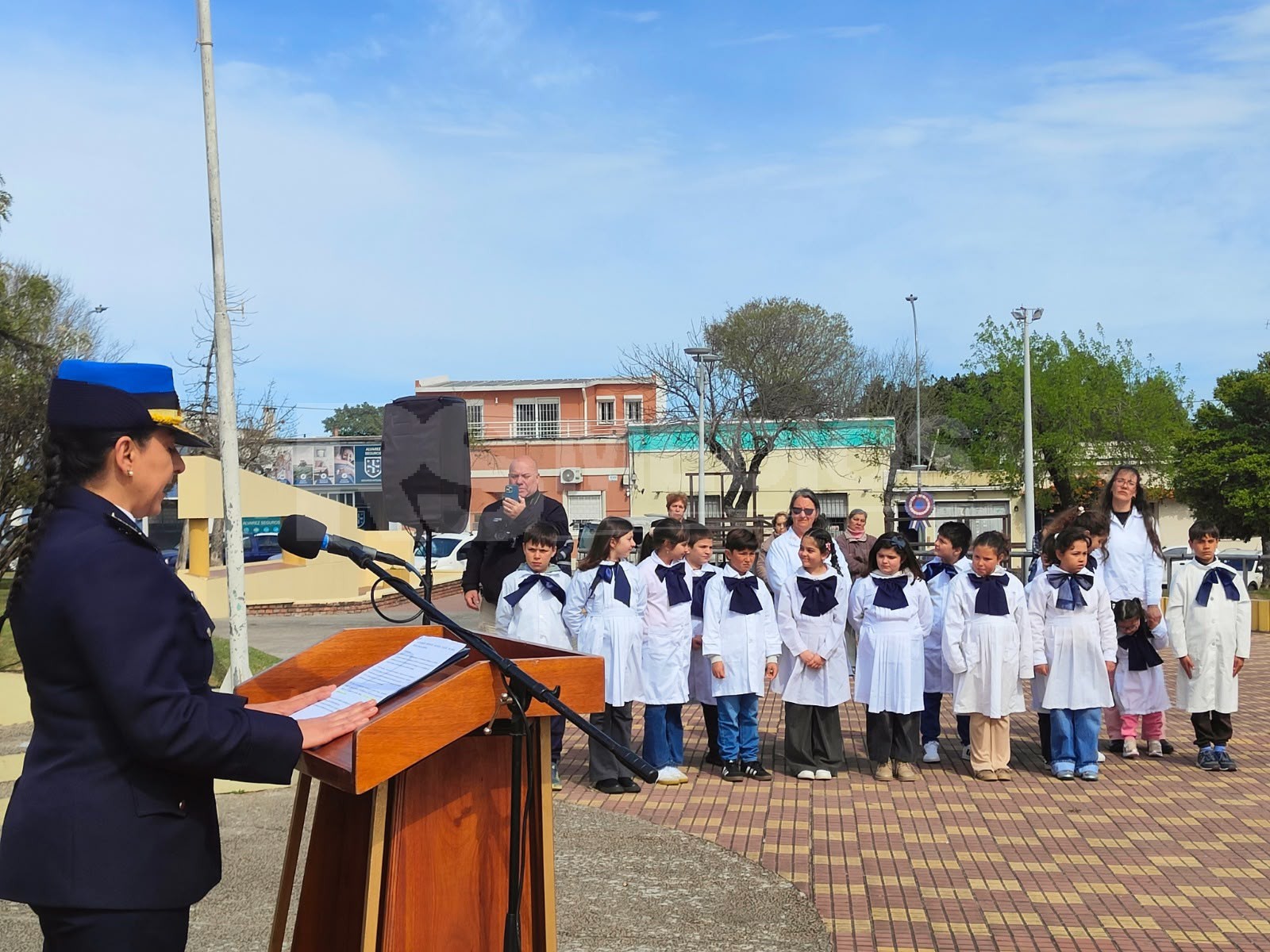 Alumnos de Cardona interpretaron el Himno Nacional en lengua de señas por Artigas — imagen 3