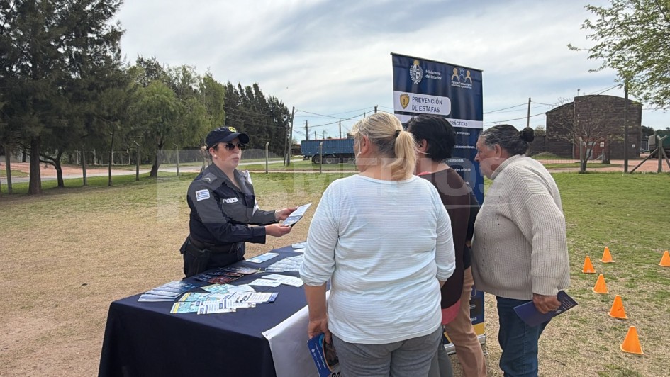 Policía Comunitaria de Soriano se reunió con vecinos de La Estación
