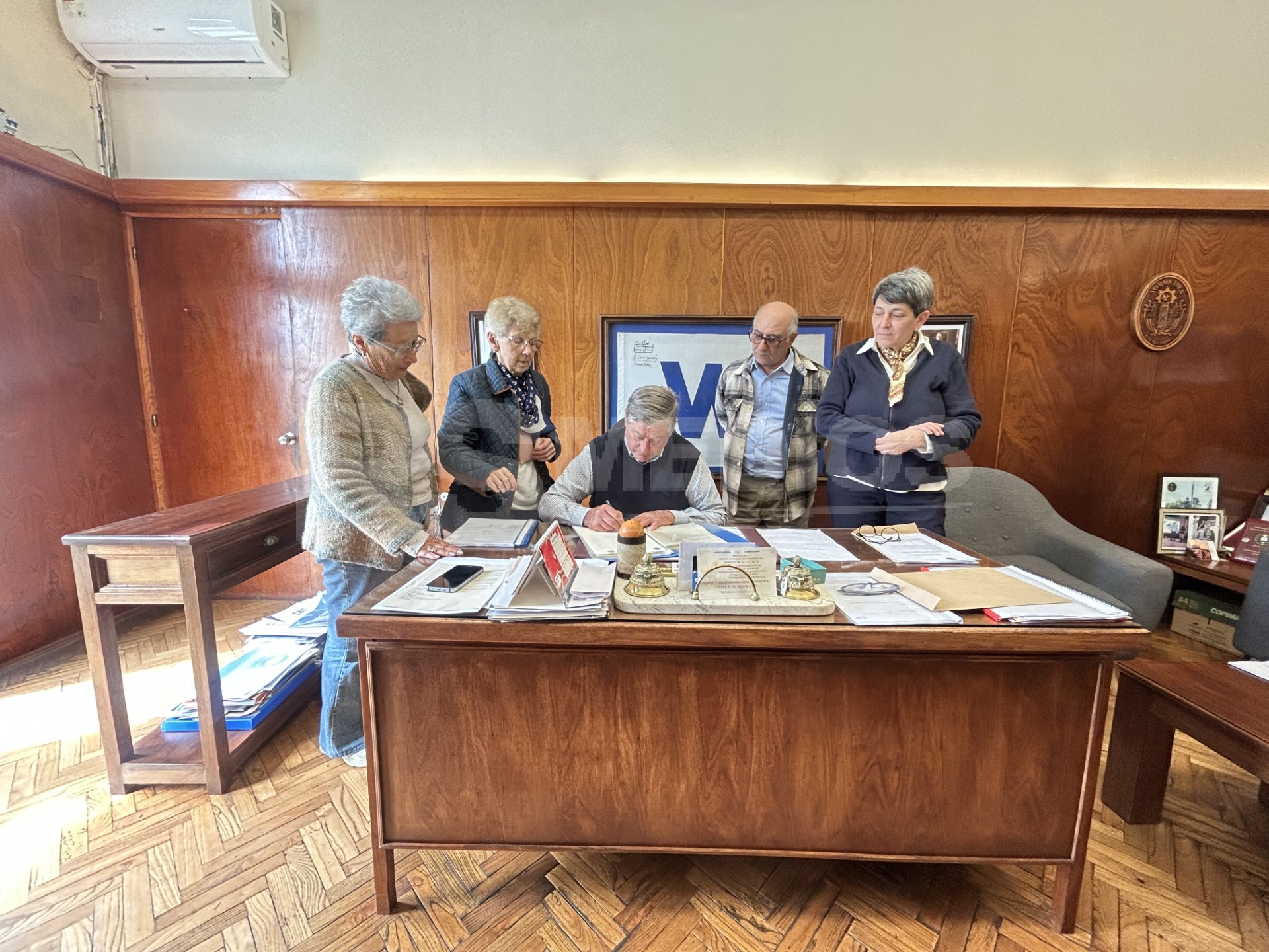 Besozzi firmó enajenación de padrón rural y recibió a instituciones locales
