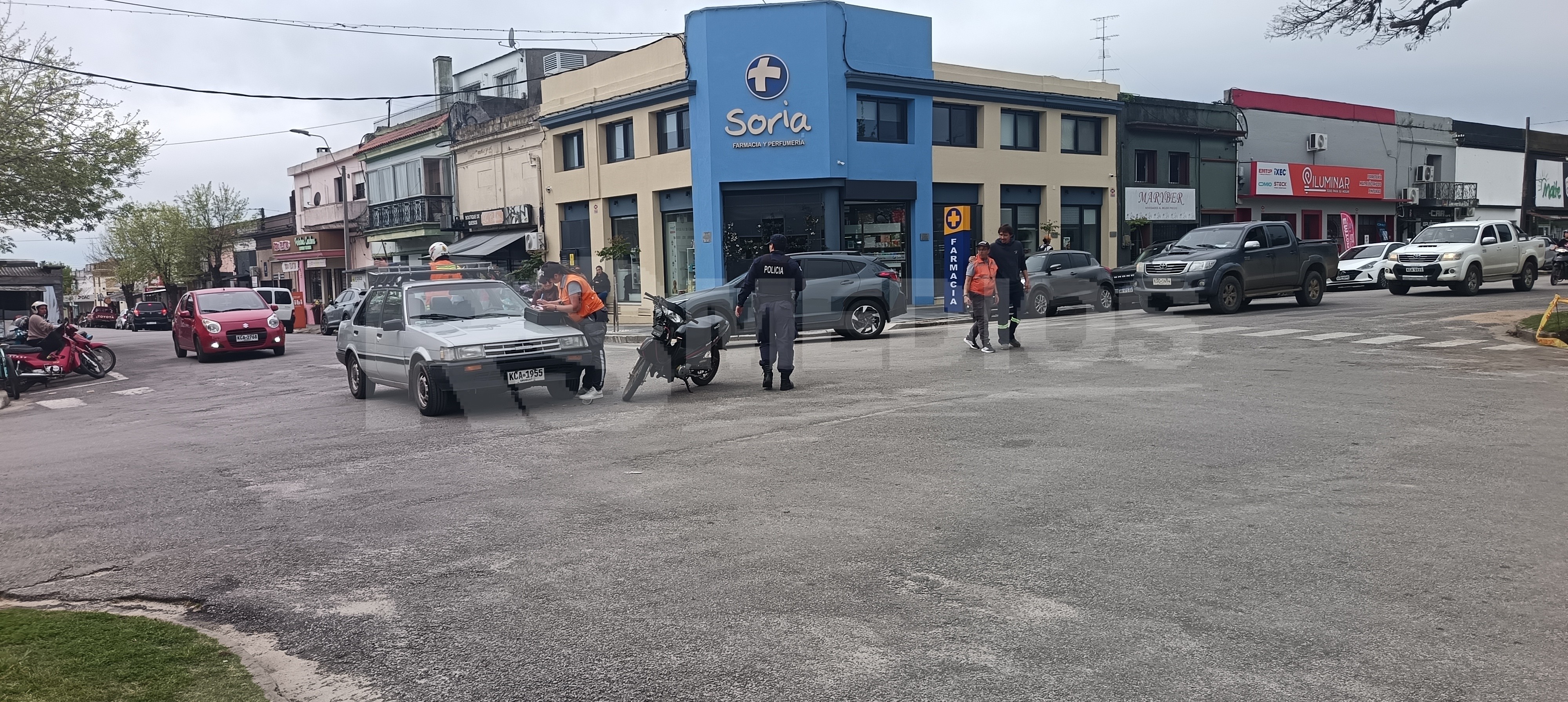 Choque entre auto y moto en Bulevard Cardona y Rivera deja una mujer trasladada
