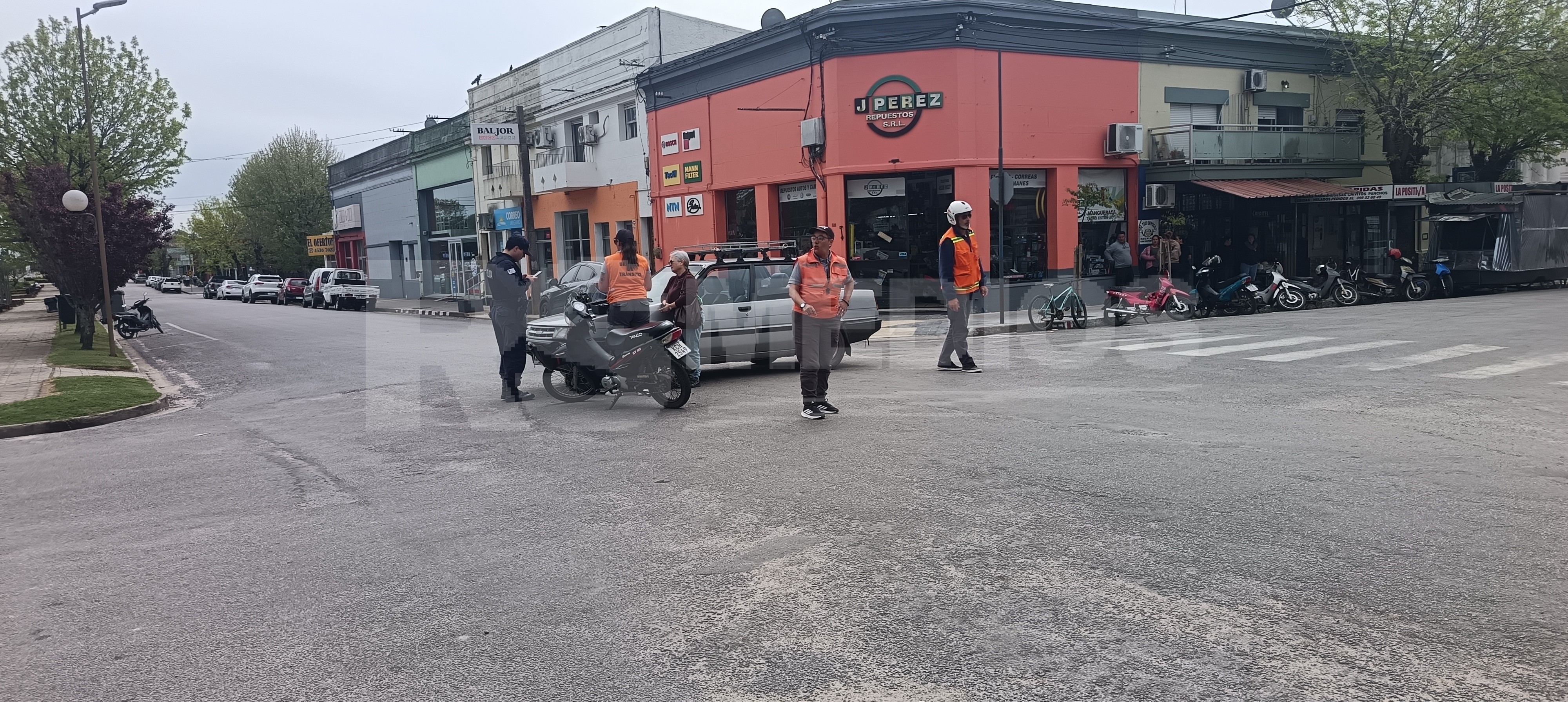 Choque entre auto y moto en Bulevard Cardona y Rivera deja una mujer trasladada — imagen 2