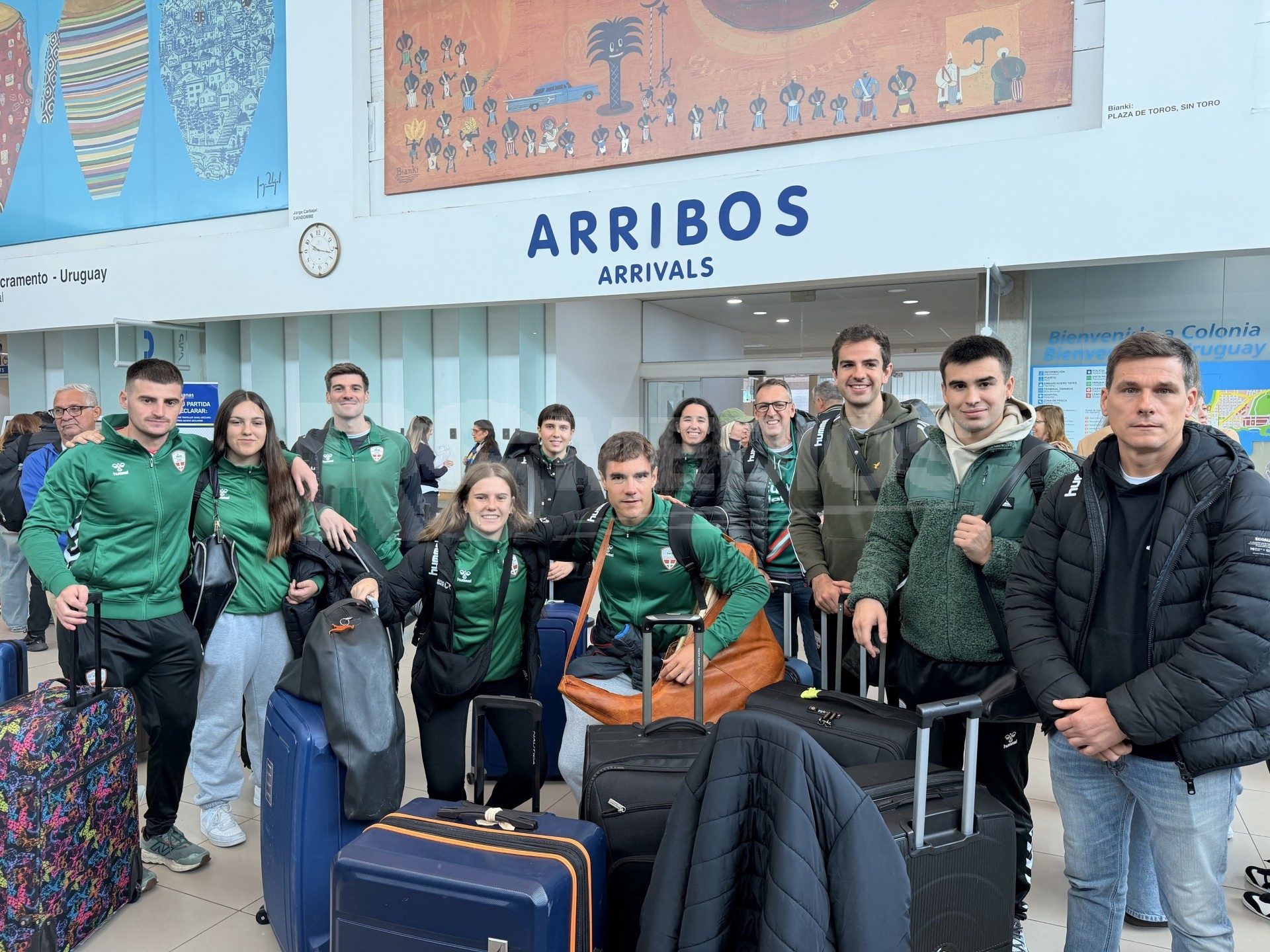 Las delegaciones de Euskadi y España arribaron este miércoles por la mañana al Puerto de Colonia. — imagen 1