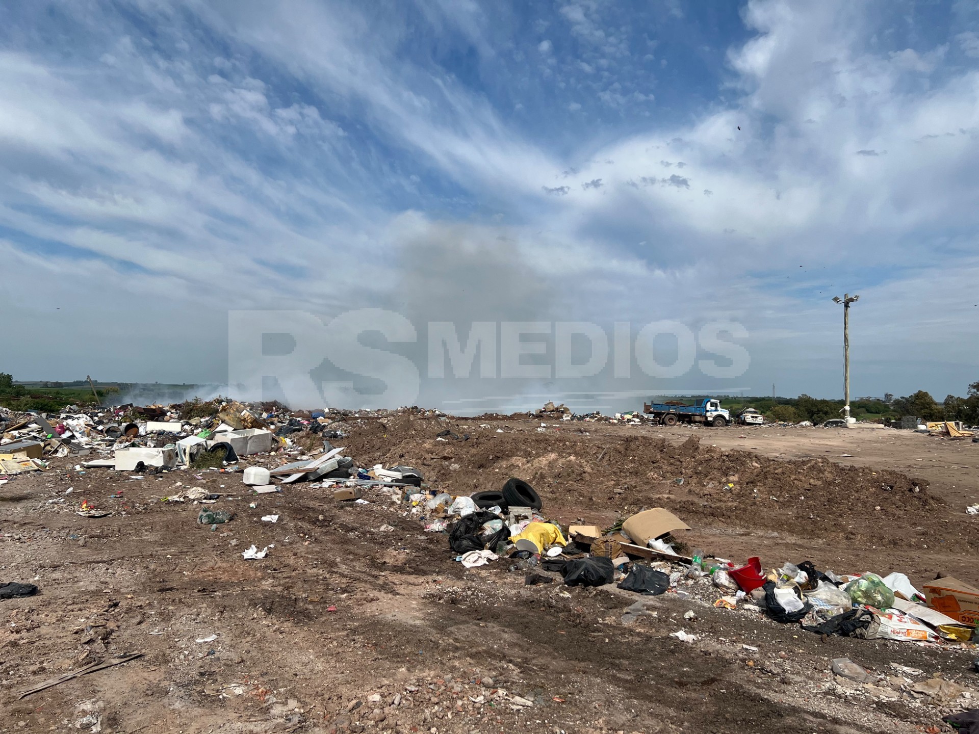 Controlaron un incendio en el vertedero de Mercedes originado por brasas en la basura — imagen 2