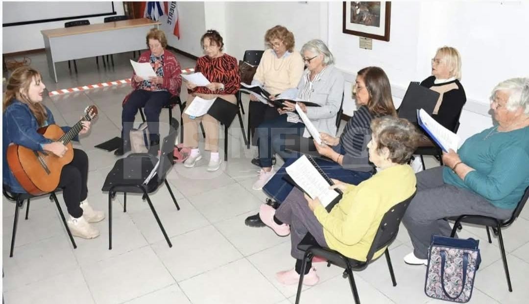 El Coro Andiamo de Cardona vuelve al Hogar de Ancianos en su 30° aniversario